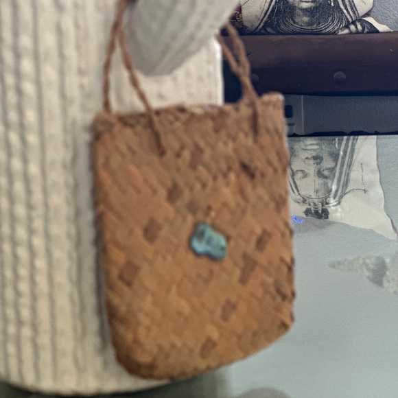 Hand woven miniature bag w/Paua Shell - Picture 5 of 5